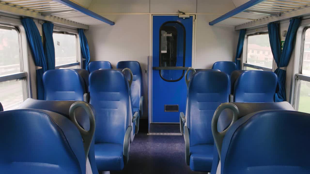 旅客列车车厢内，天。视频下载