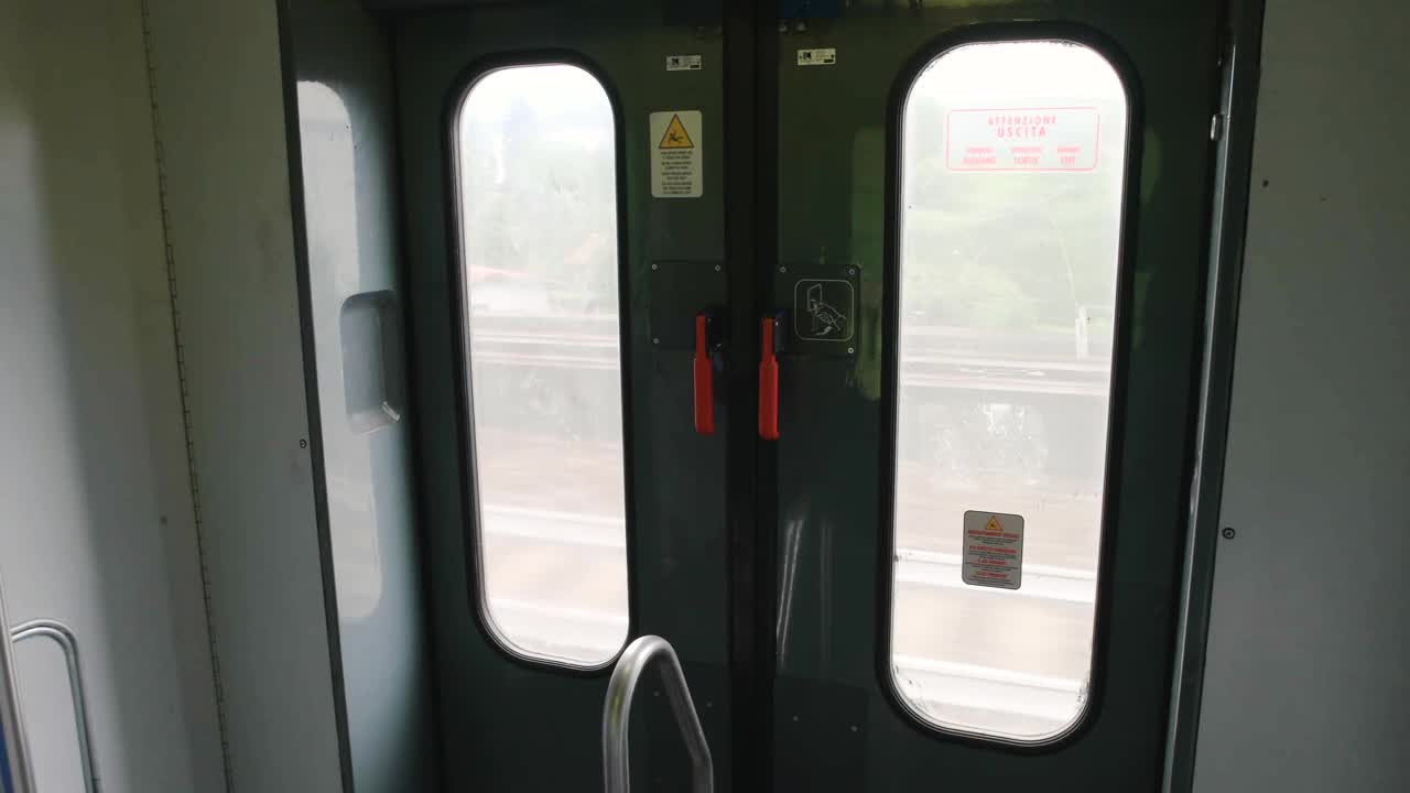 旅客列车车门。视频下载