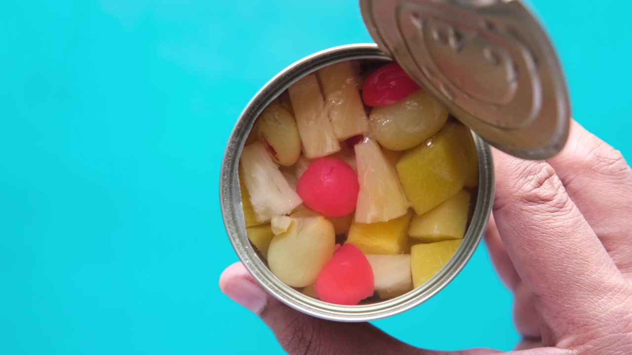 打开桌上的水果鸡尾酒罐，视频下载