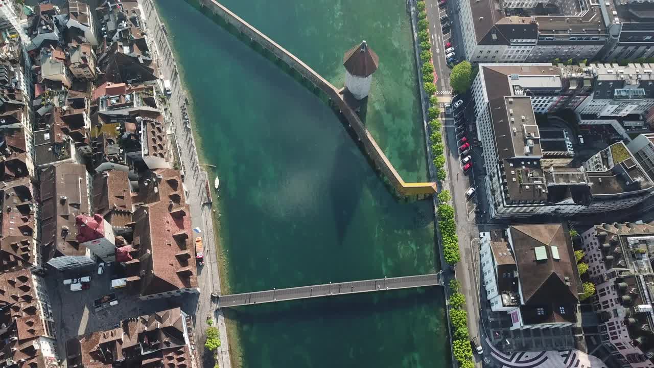无人机鸟瞰图斯普鲁尔桥和罗伊斯河和卢塞恩湖，瑞士。——慢动作视频素材