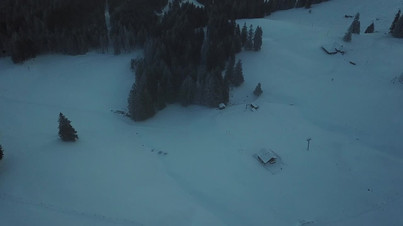 无人机拍摄的瑞士白雪覆盖的山脉。——慢动作视频素材