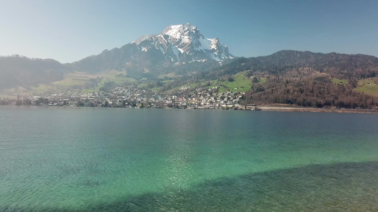瑞士卢塞恩湖的无人机视野。——慢动作视频素材