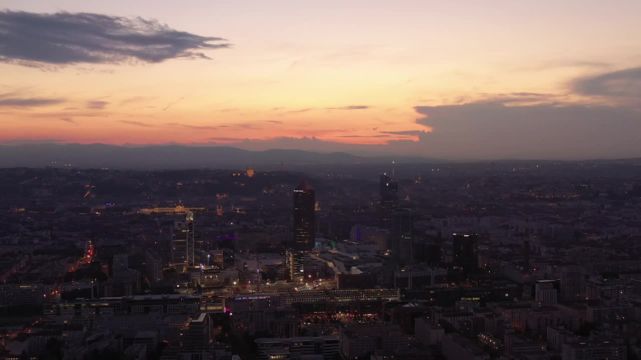 里昂市的夜景，无人机鸟瞰图视频素材