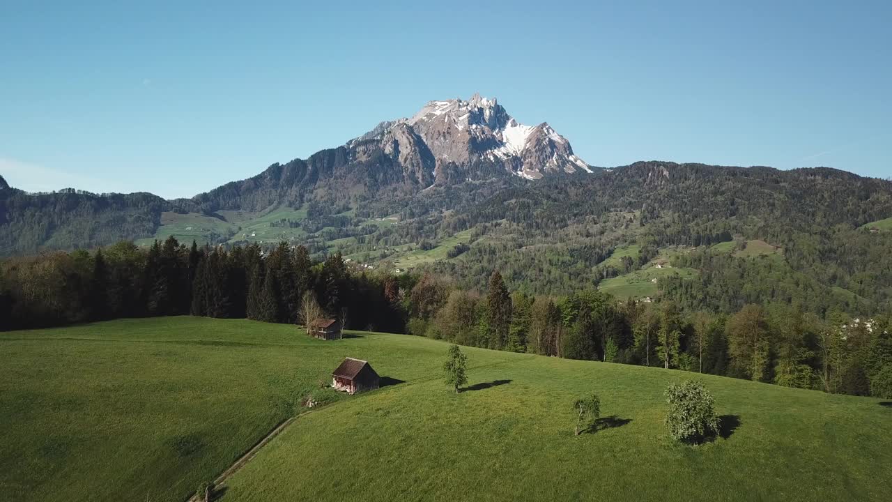无人机拍摄的瑞士山脉。——慢动作视频素材