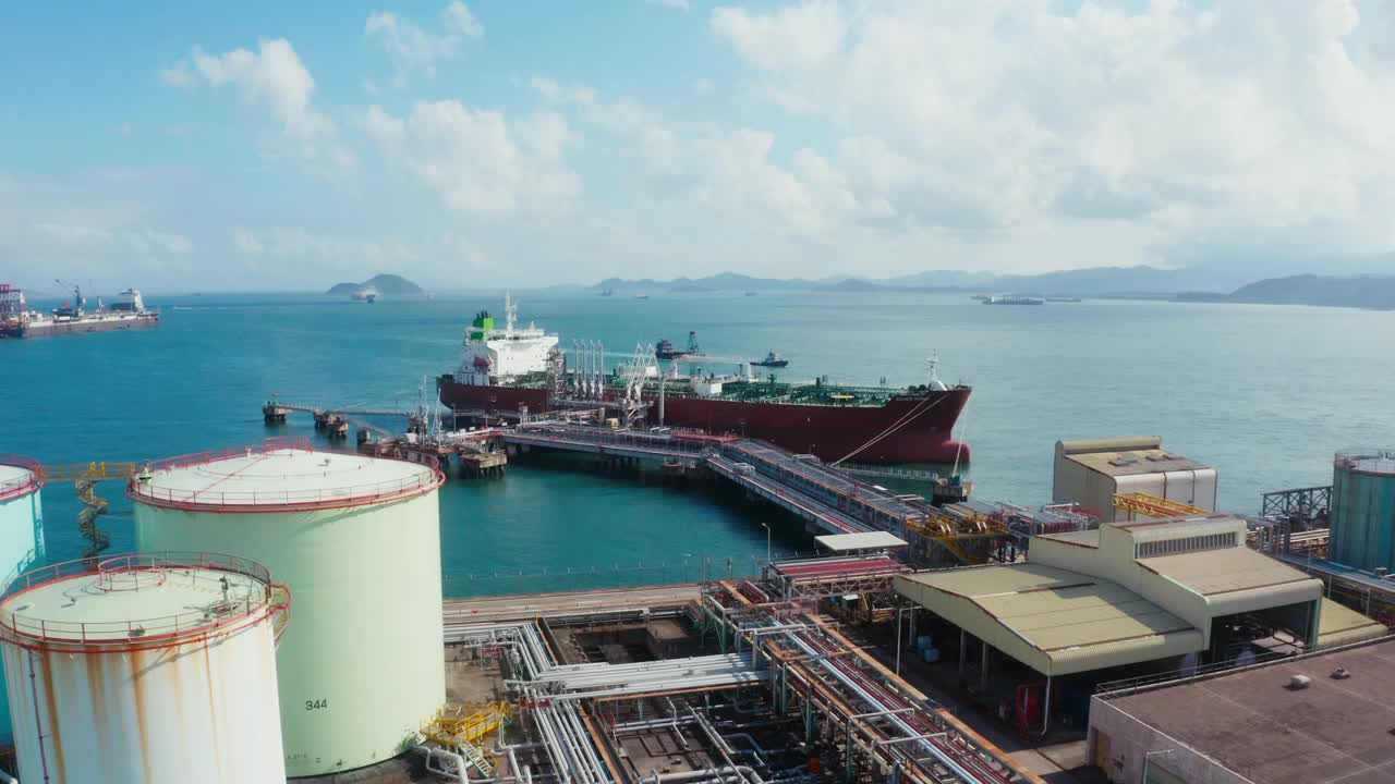原油船和储油罐鸟瞰图视频素材