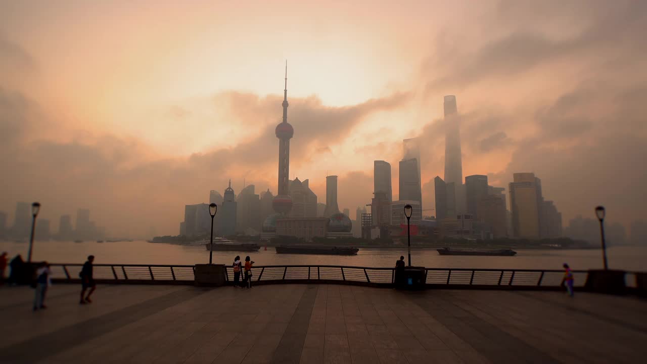 上海的早晨，人们在外滩慢跑和跑步。上海的人们在早上锻炼视频素材