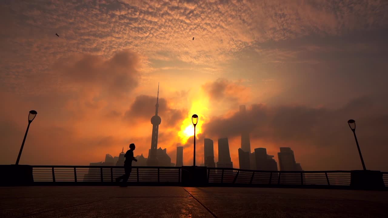 上海的早晨，人们在外滩慢跑和跑步。上海的人们在早上锻炼视频素材