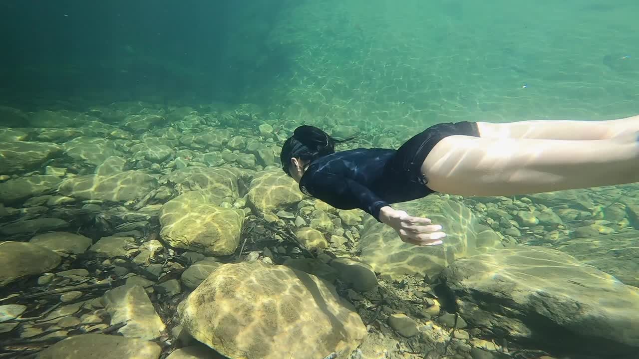 在清澈的水中自由潜水。视频下载