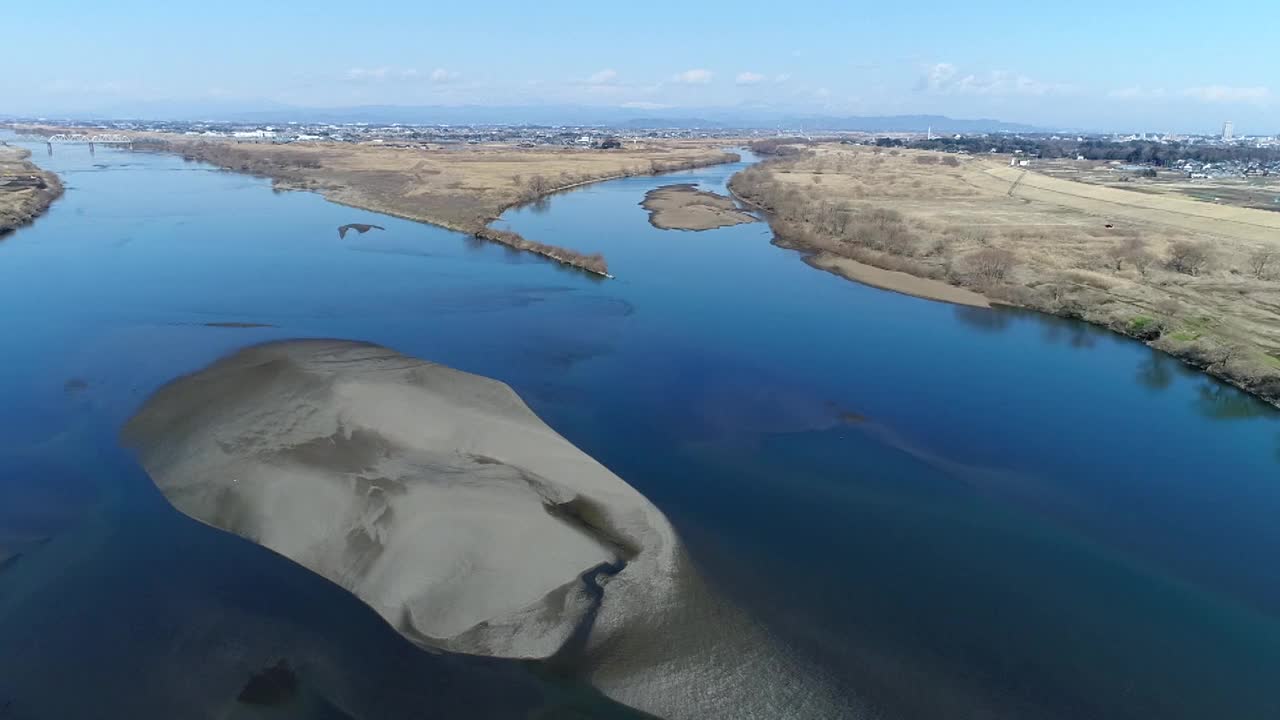 无人机空中飞行，两河汇合处，日本视频素材