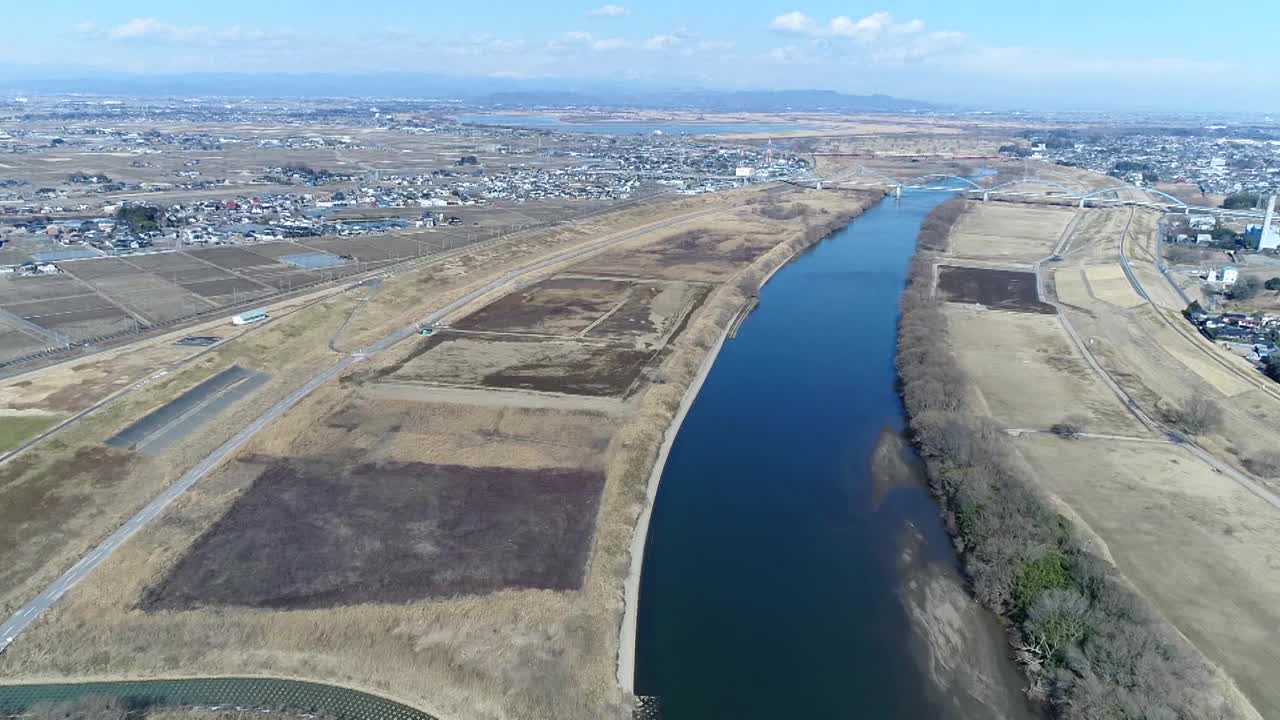 无人机空中飞行，Watarase河，埼玉县，日本视频素材
