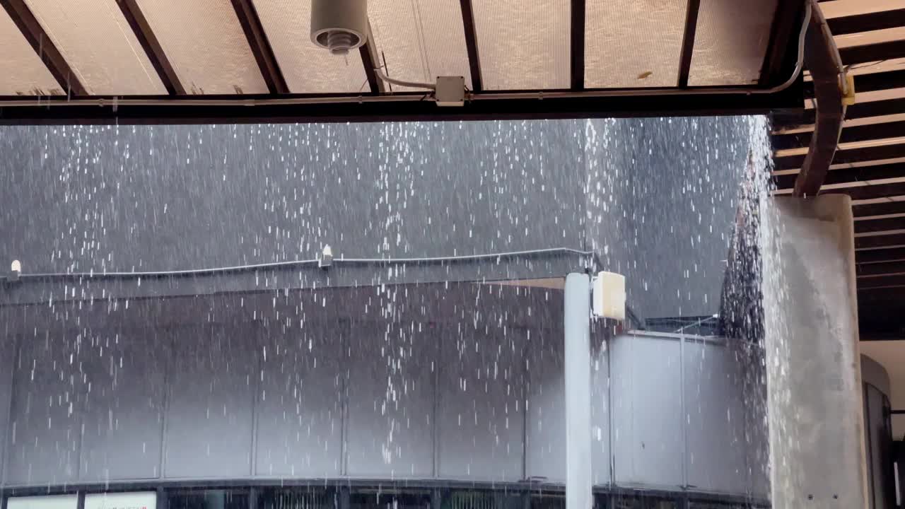 大雨打在屋顶上视频素材