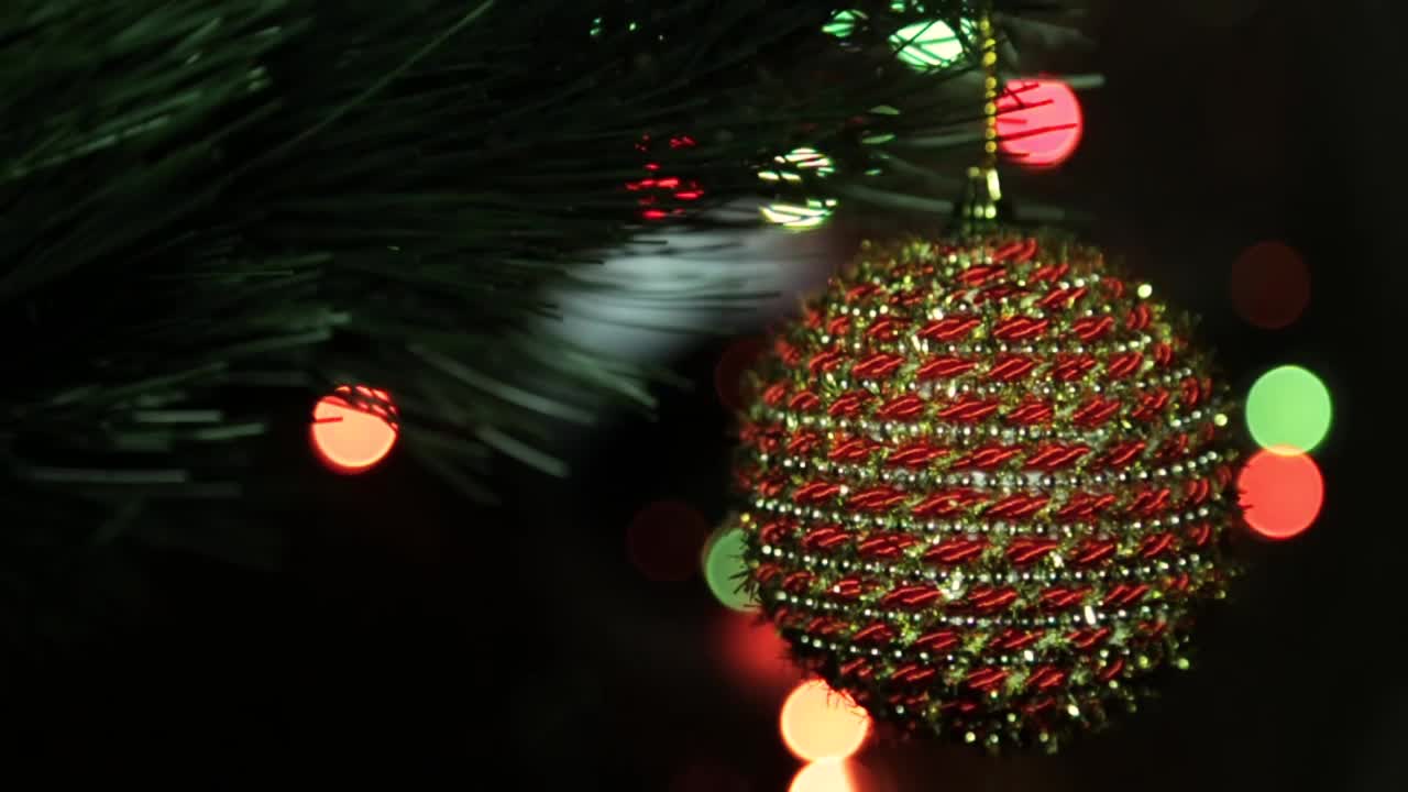 圣诞树上的圣诞装饰视频下载