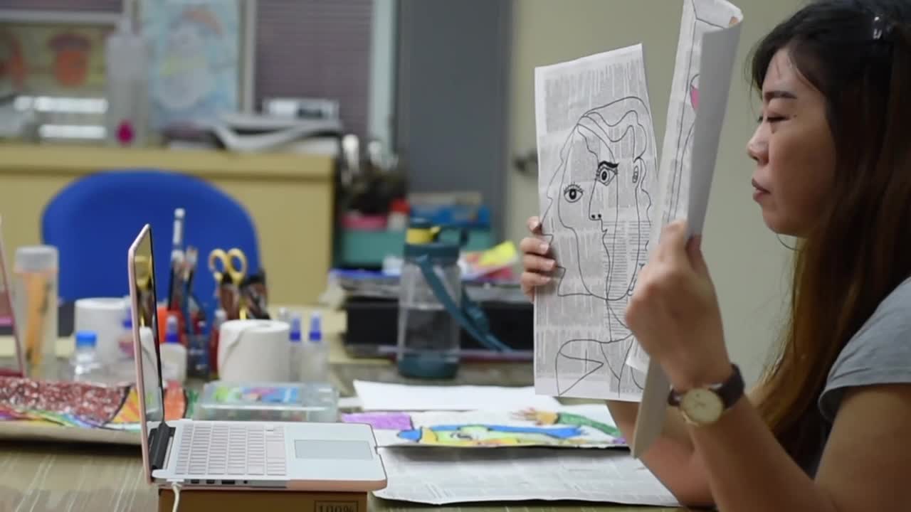 亚洲华裔女教师在艺术学校教授在线艺术课程视频素材