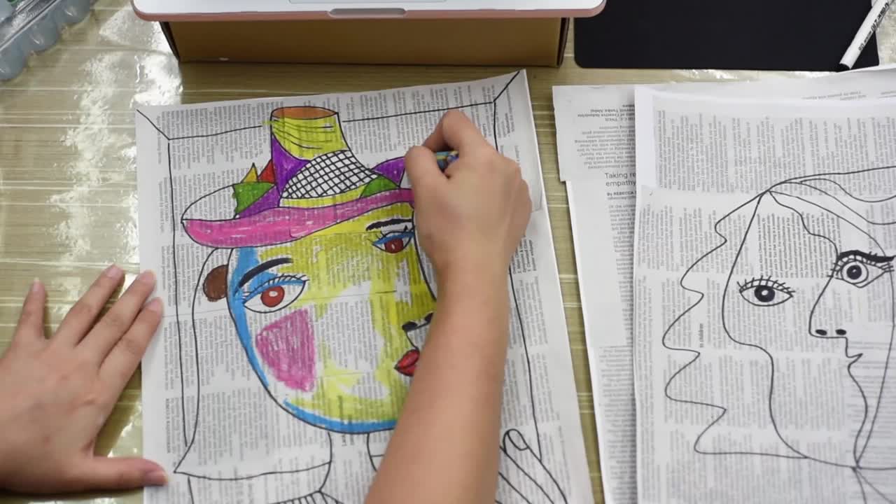 亚洲华裔女教师在艺术学校教授在线艺术课程视频下载