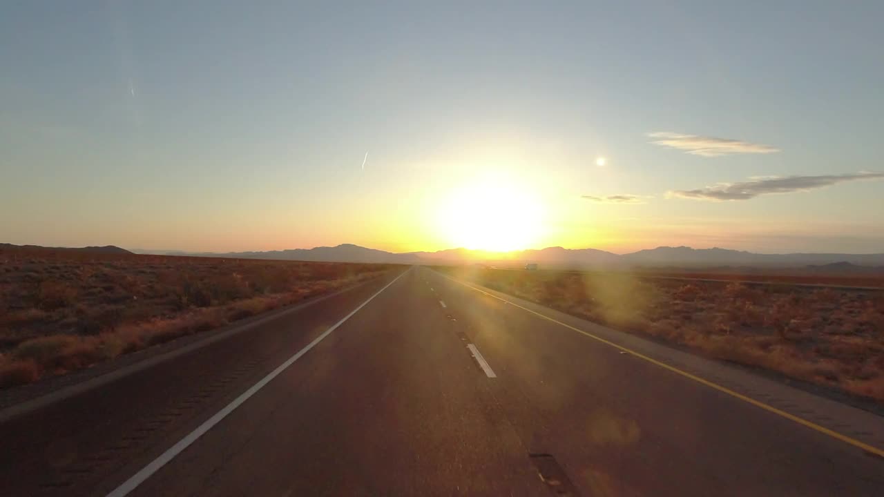 2021年，美国40号州际公路日落时的慢镜头视频素材