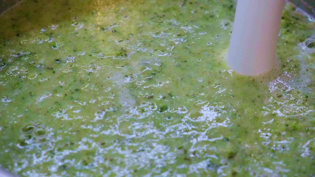 用搅拌器煮绿花椰菜汤。视频素材