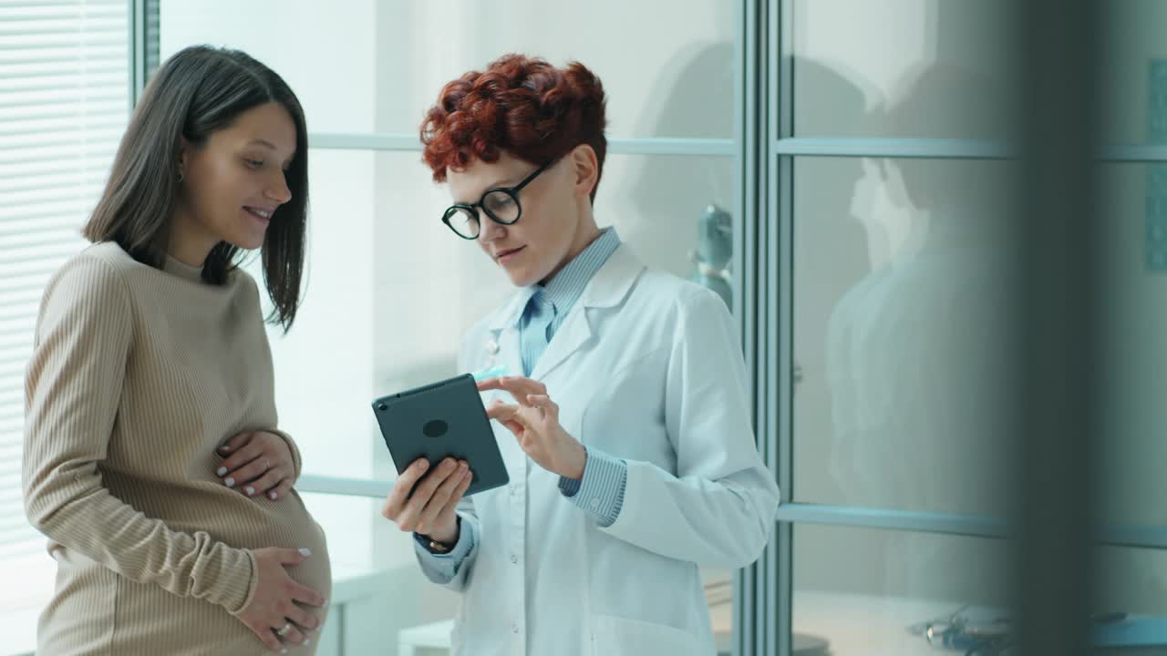 医生使用药片和咨询孕妇门诊视频素材