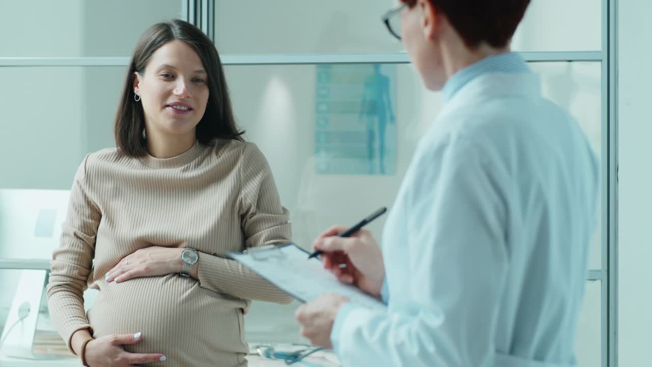 孕妇在诊所与医生交谈视频素材