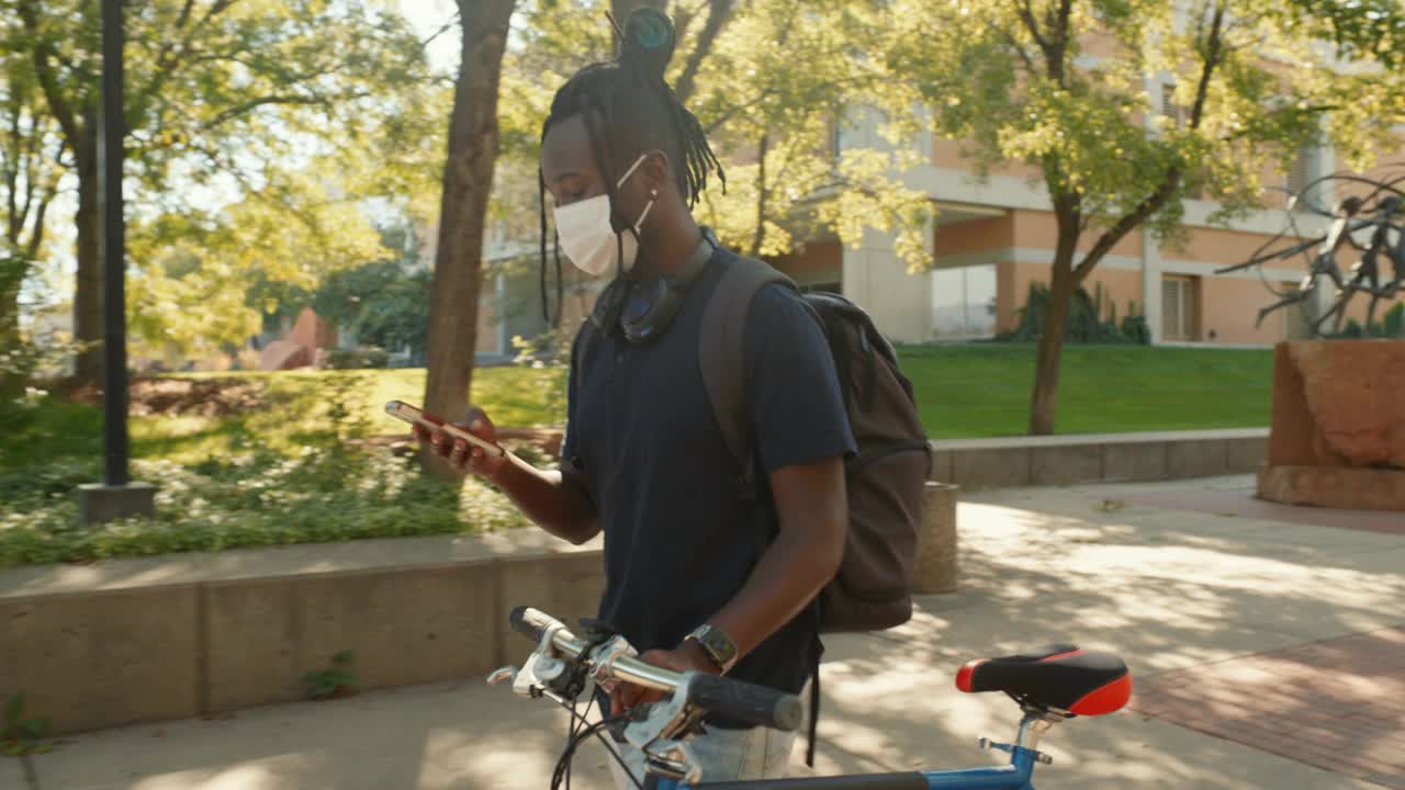 在校园内戴口罩的大学生群体。视频下载