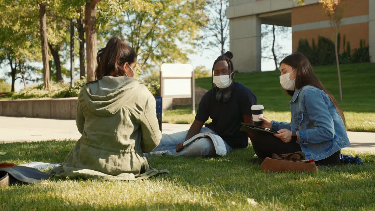 在校园内戴口罩的大学生群体。视频下载