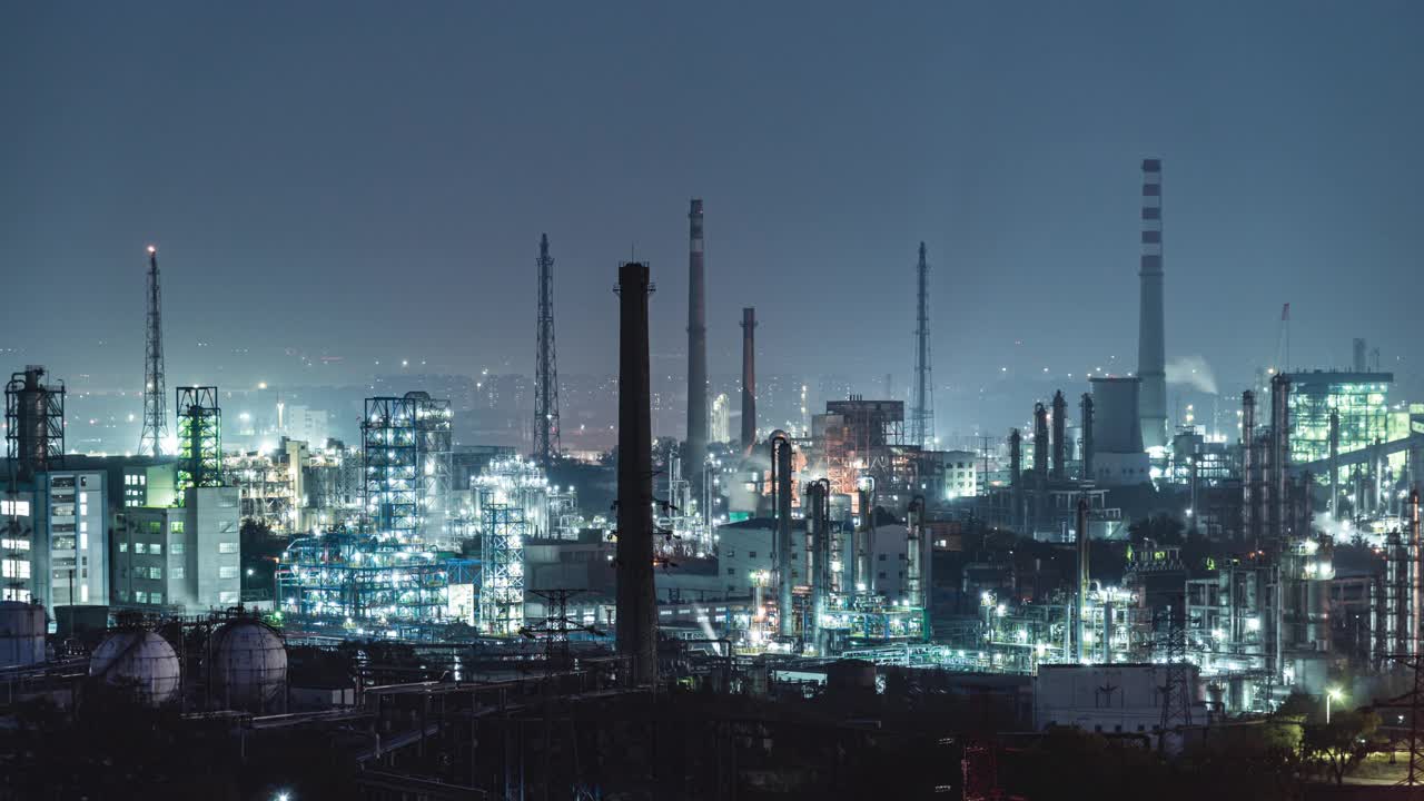 石化工厂和炼油厂夜间T/L鸟瞰图视频素材
