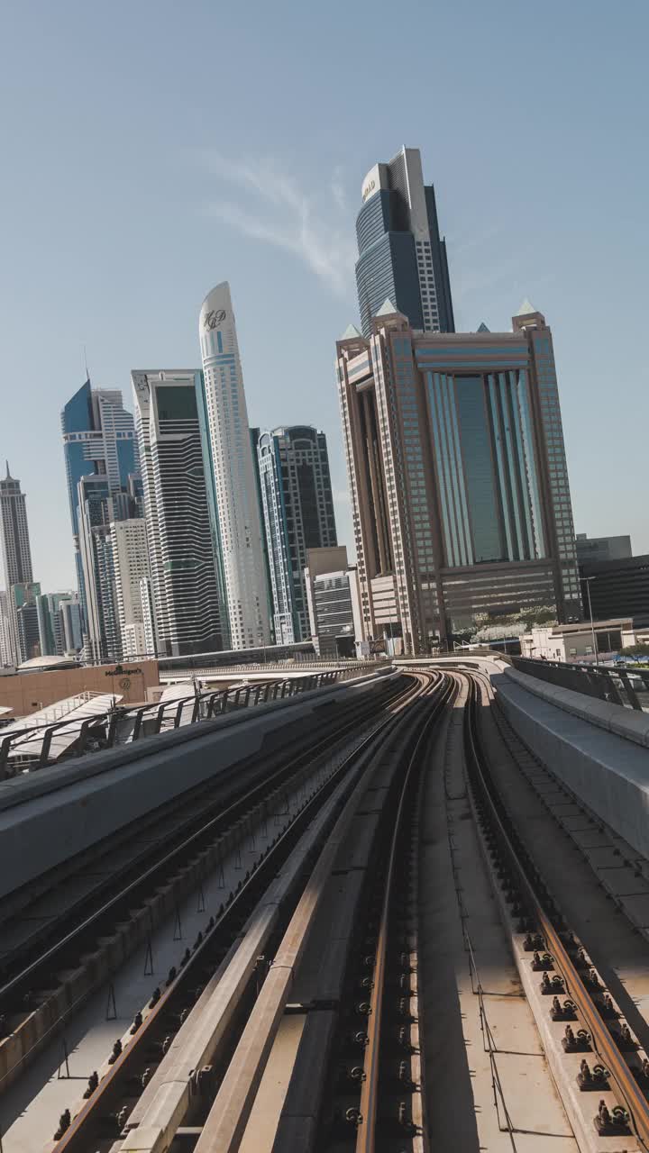 T/L POV地铁通过迪拜市中心/迪拜，阿联酋视频下载