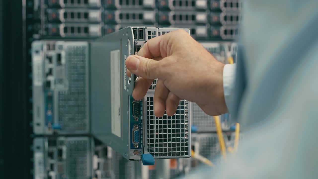 一段4k视频显示一个不知名的技术人员在服务器室里更换电缆视频素材