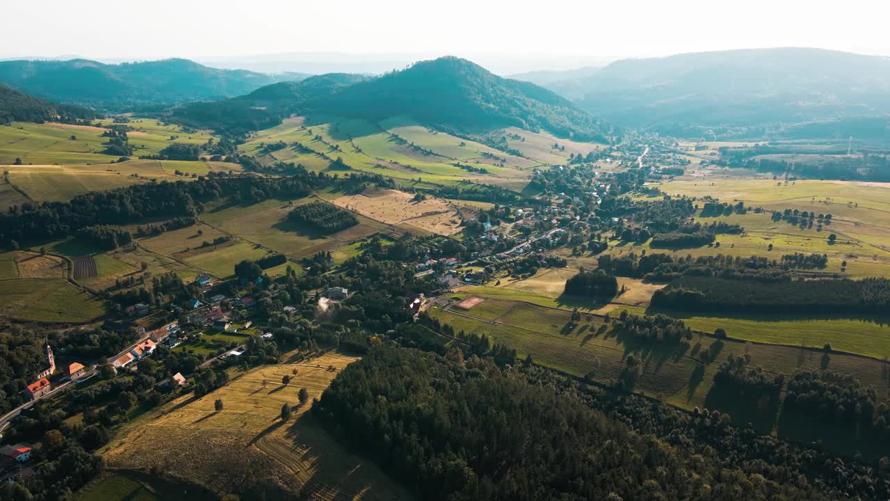 山村和农田，鸟瞰图。自然景观视频素材