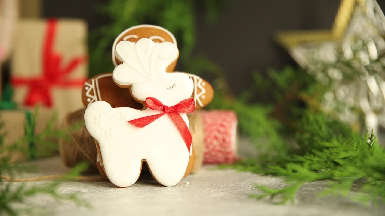姜饼圣诞贺卡新年自制漂亮的糕点甜蜜的甜点家庭气氛舒适的食物背景乡村的顶视图复制空间假日装饰礼物视频素材