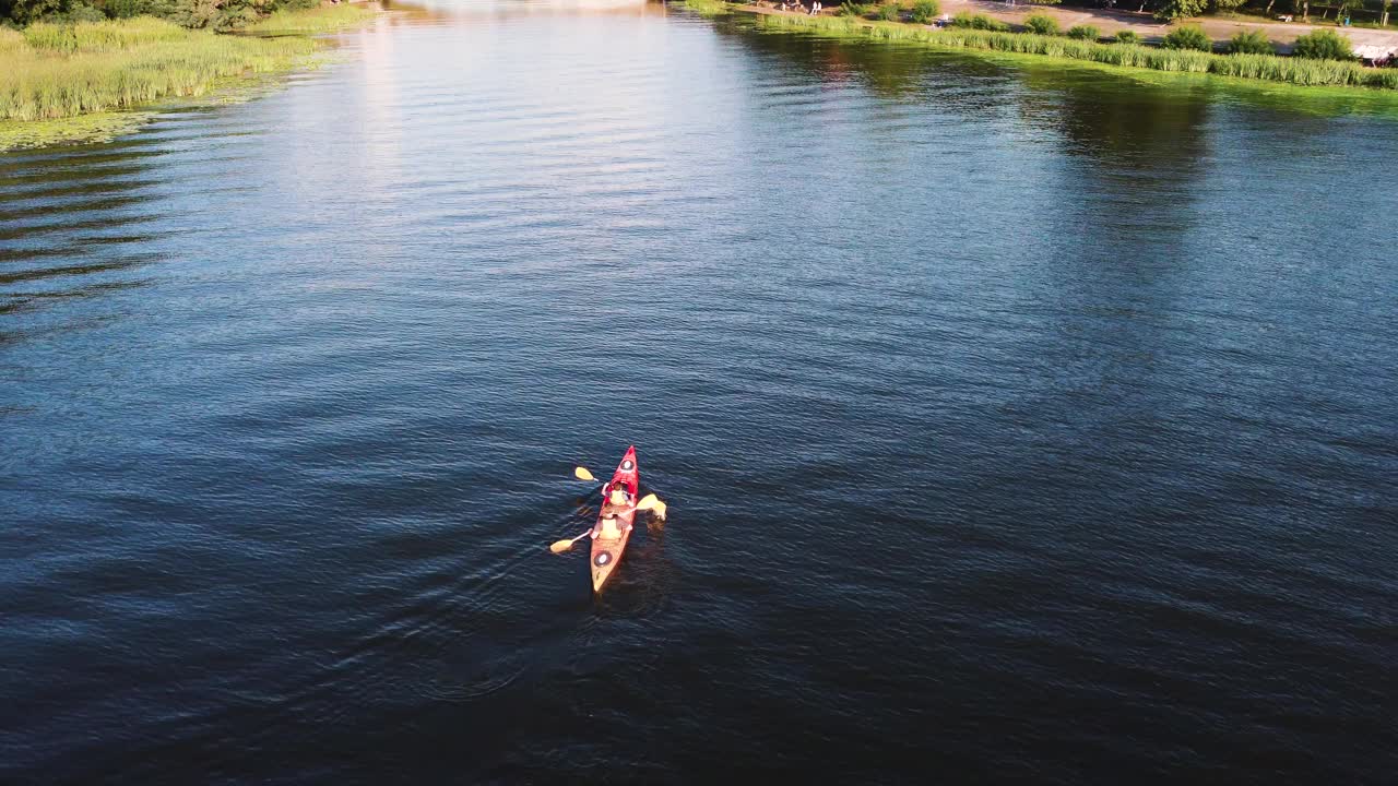 两个人在河上划独木舟。无人机的观点视频下载