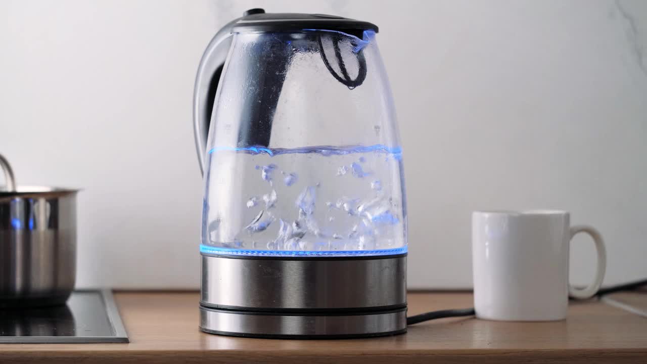 玻璃茶壶内沸腾的热水中有气泡视频素材