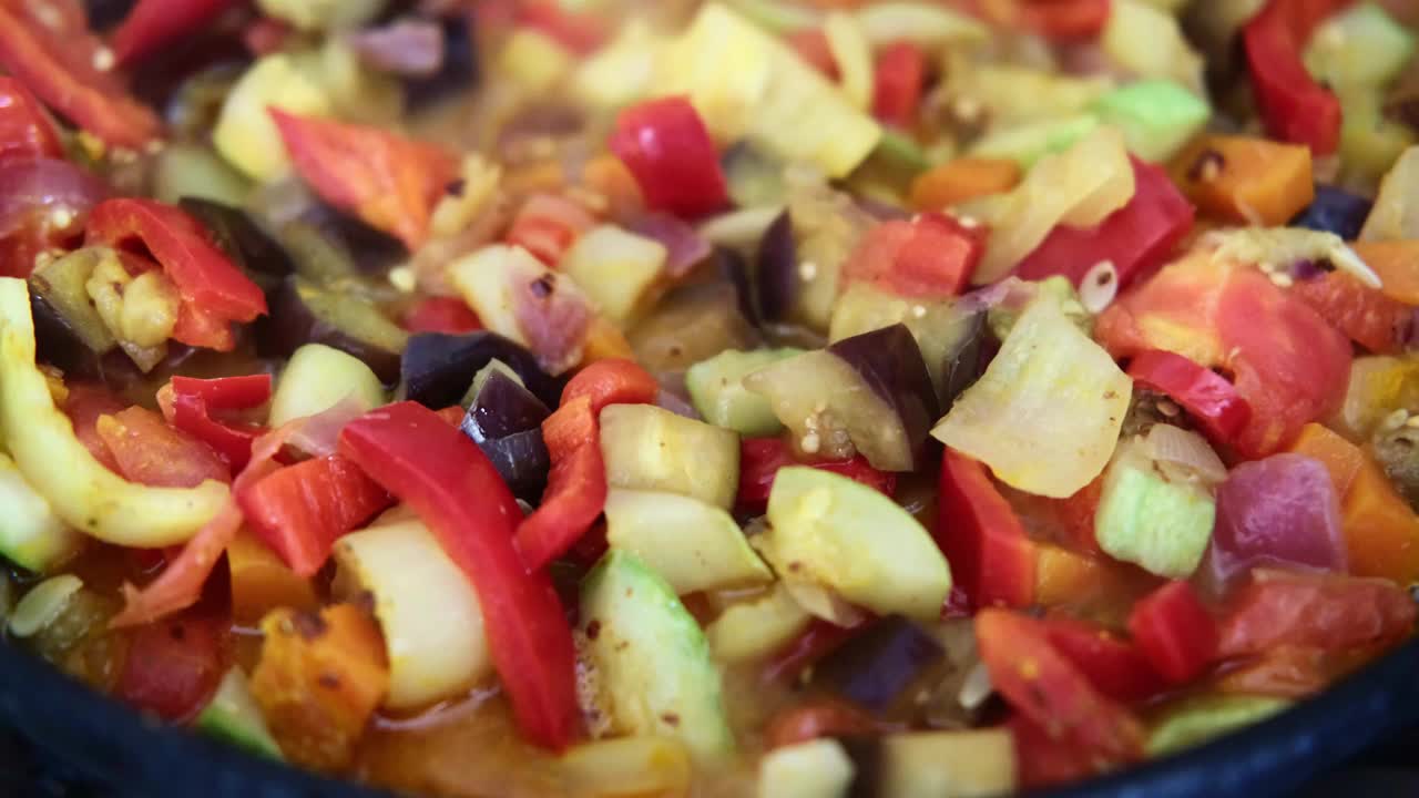 用混合蔬菜自制炖菜。素食。视频素材