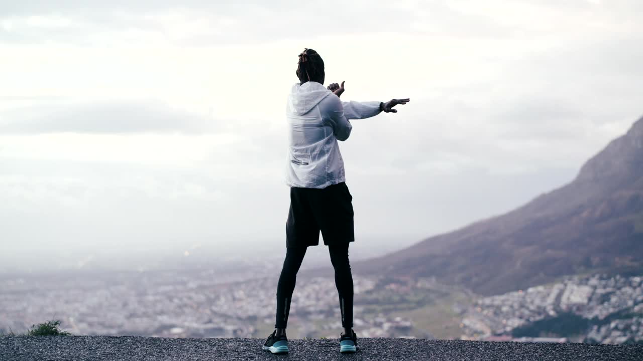 一名男子在跑步前伸展手臂和肩膀的4k视频片段视频下载
