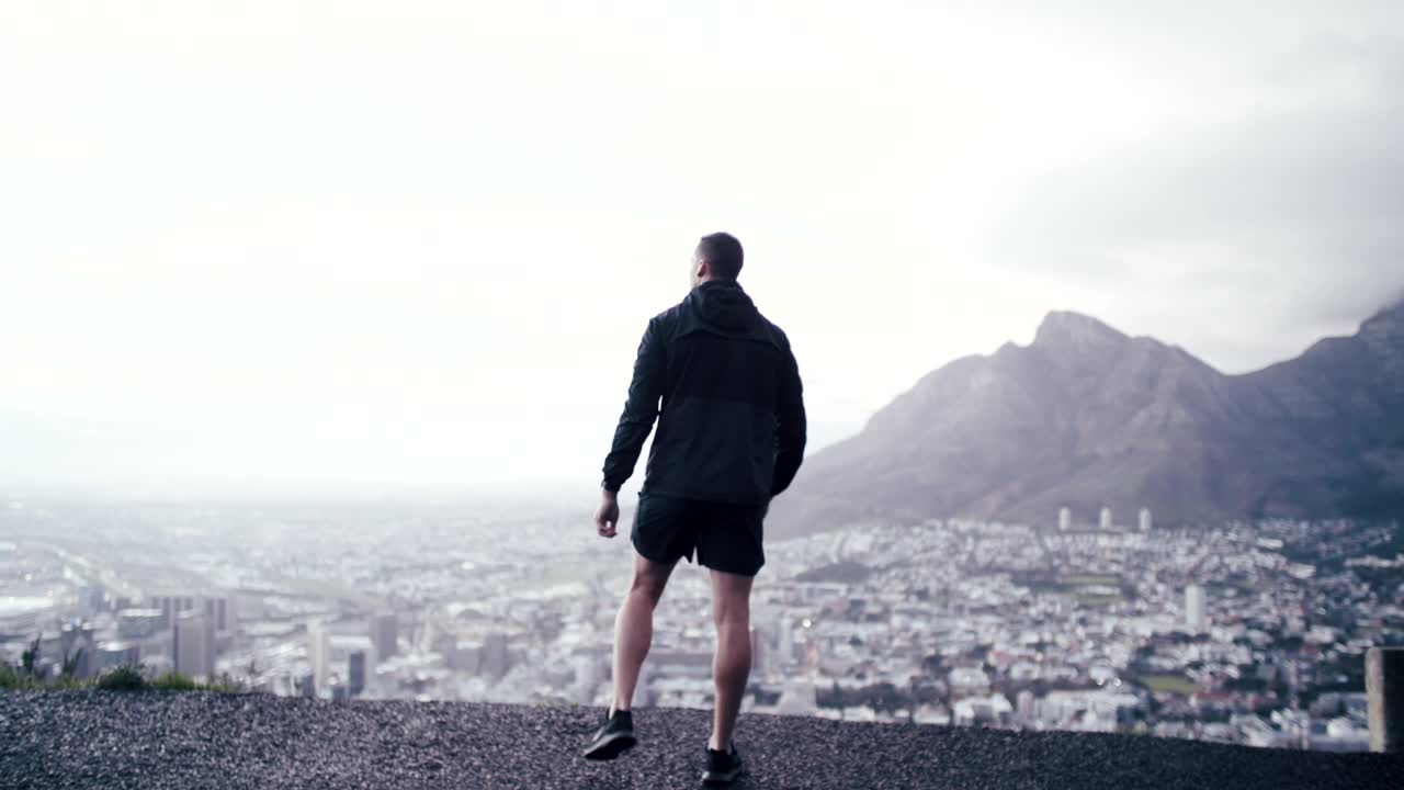 一名男子在跑步前伸腿的4k视频片段视频素材