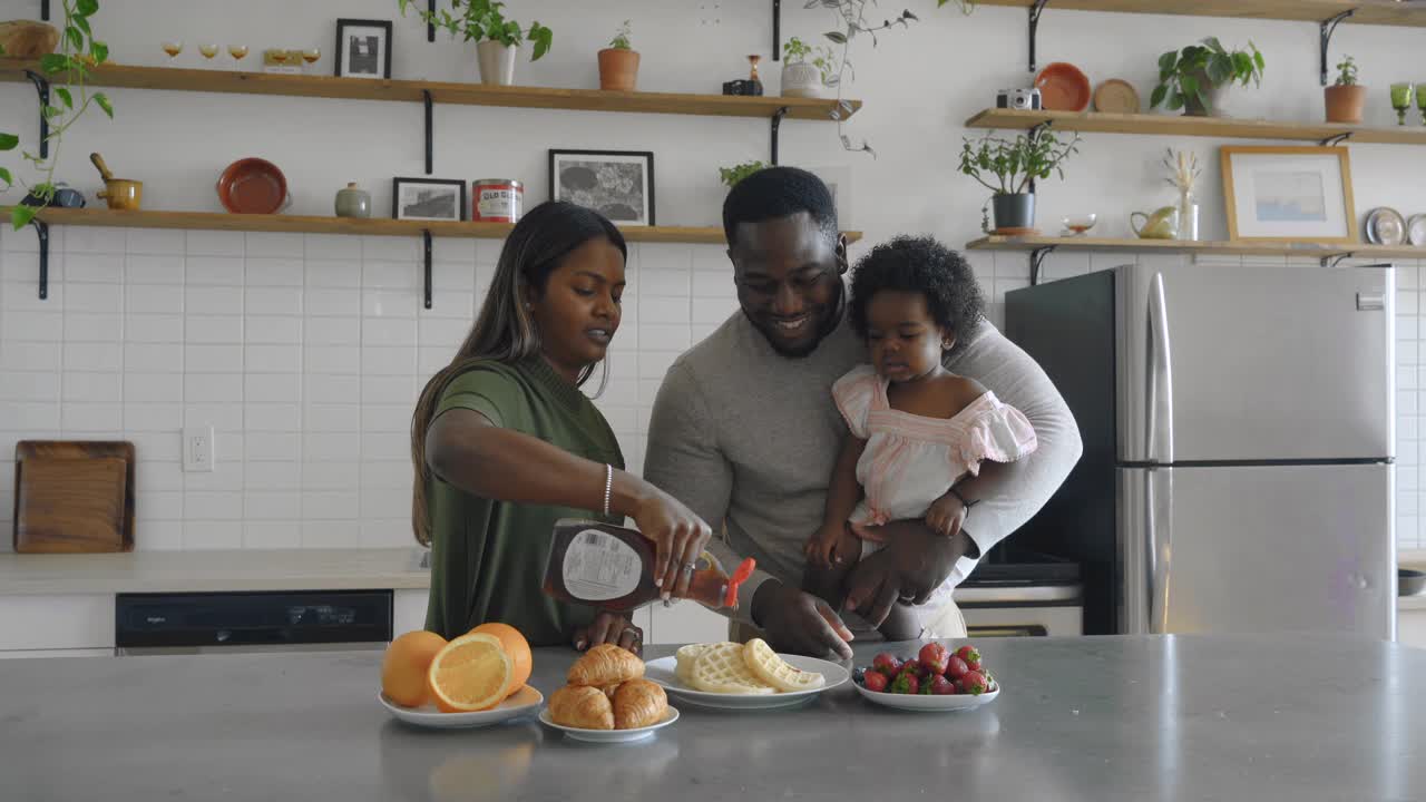 幸福的家庭一起享受早餐视频下载