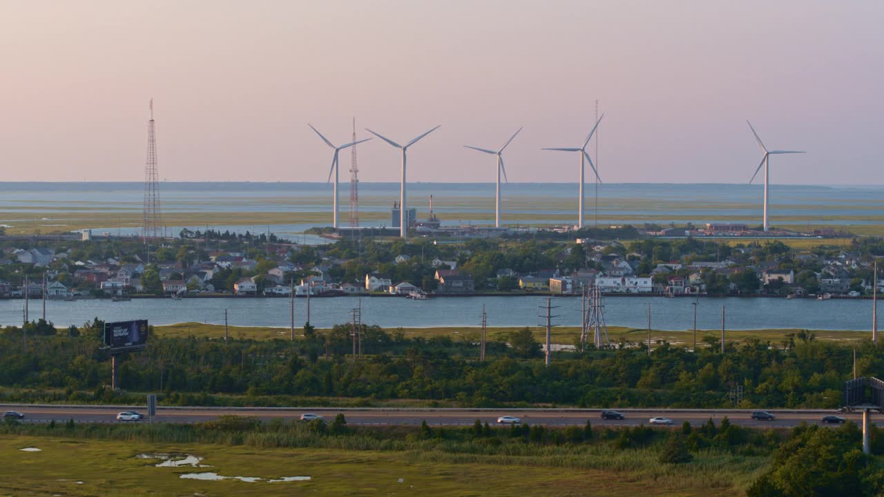 日落时的风电场。大西洋城，新泽西州，美国。静态摄像机鸟瞰图。视频下载