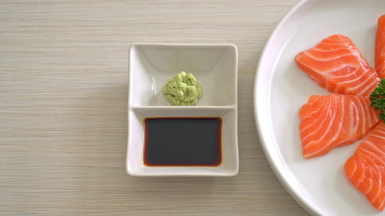 新鲜三文鱼生鱼片-日本料理风格视频素材