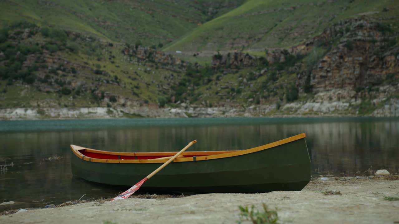 一望空舟，伫立在山间湖畔视频下载