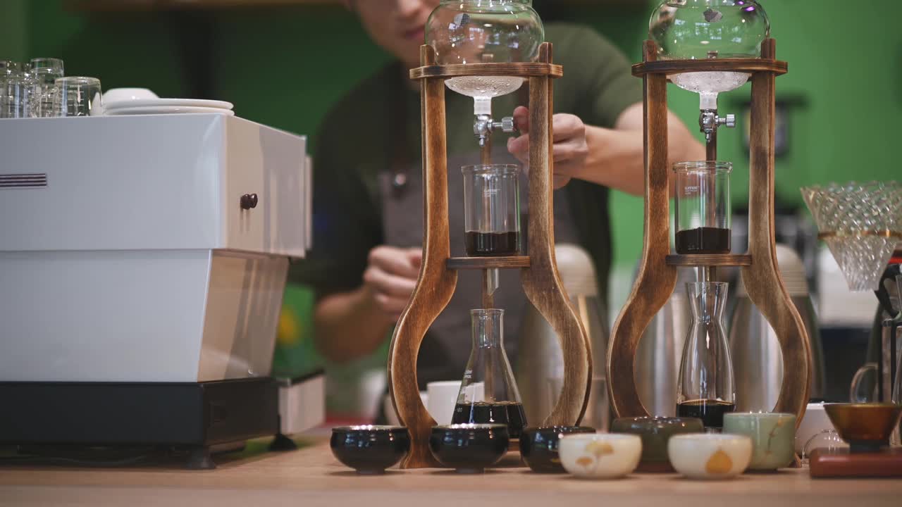 亚洲华人男咖啡师在咖啡店准备冰滴咖啡视频下载
