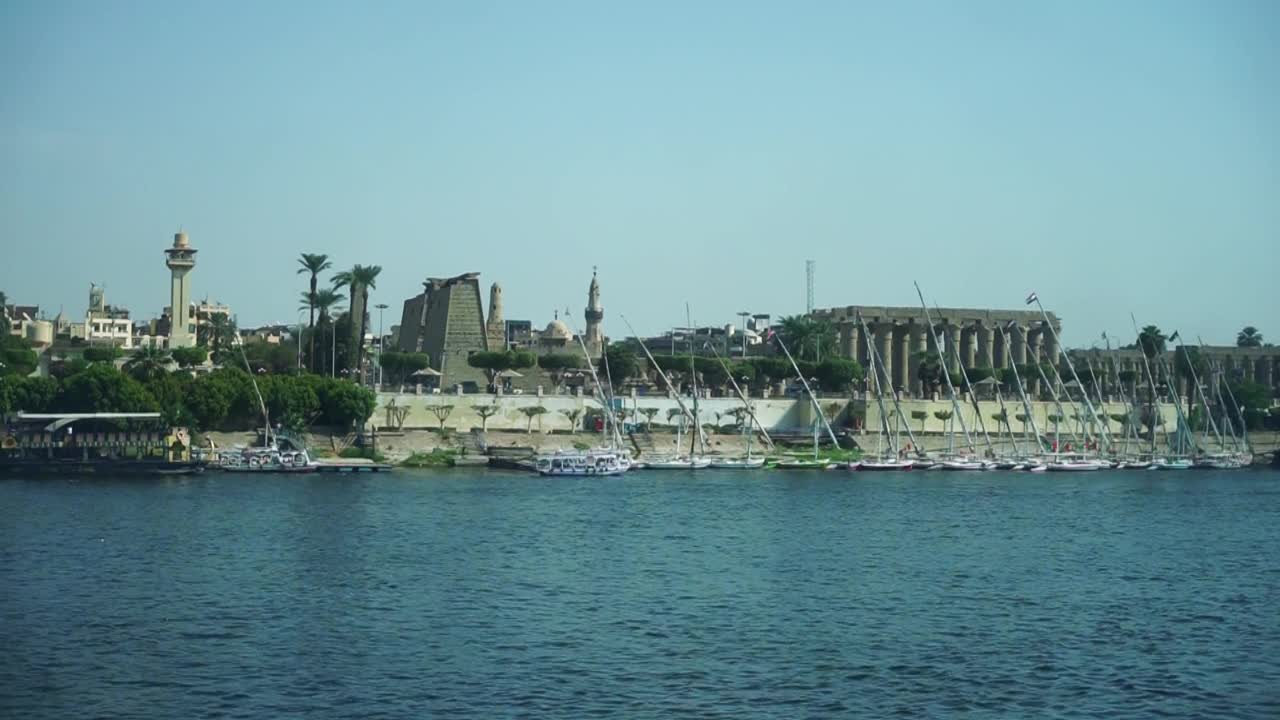 观景船和游船沿着尼罗河从卢克索到埃及阿斯旺市视频下载