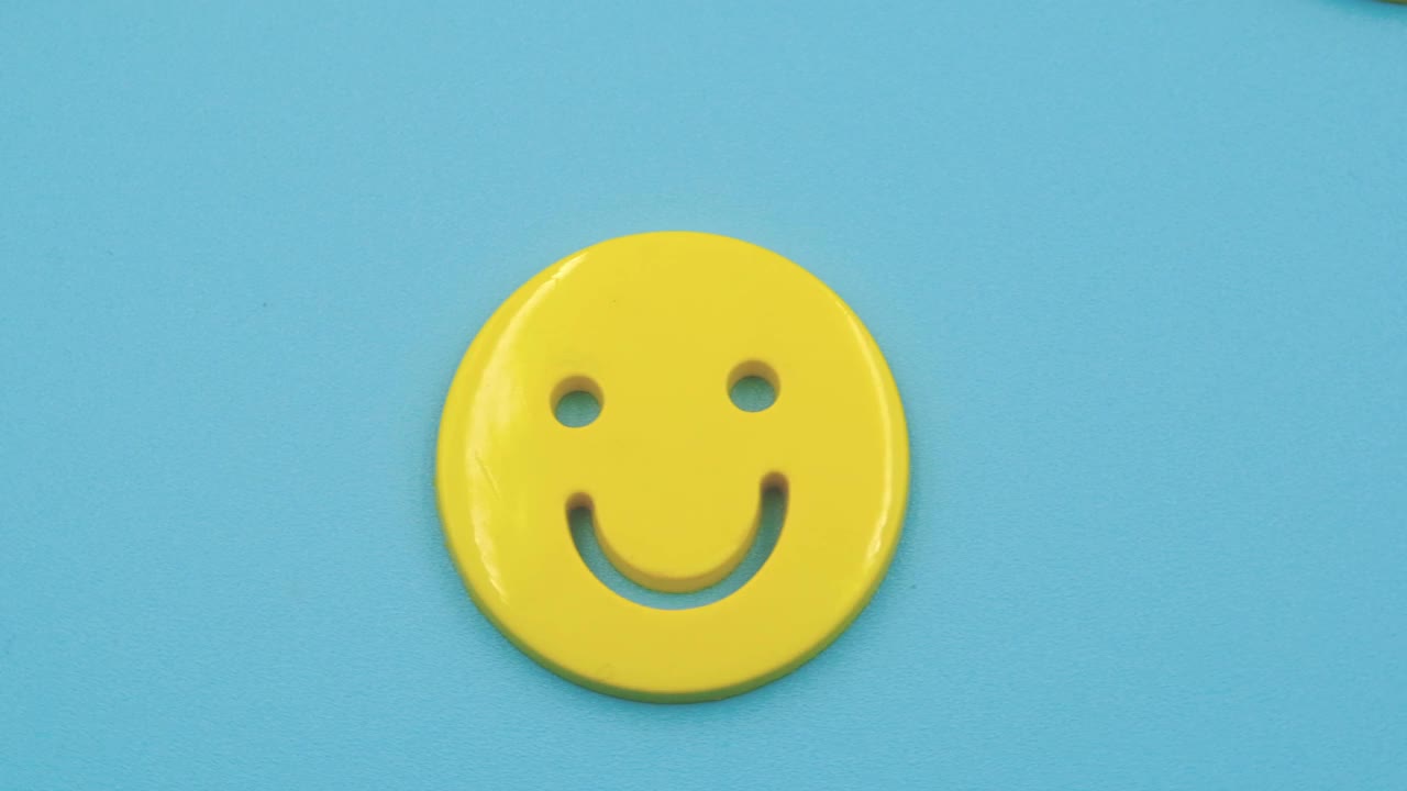 一组黄色快乐笑脸表情字符与一个简单的积极心态圆形模板，黄色图标在柔和的蓝色背景，圆润的运动视频下载