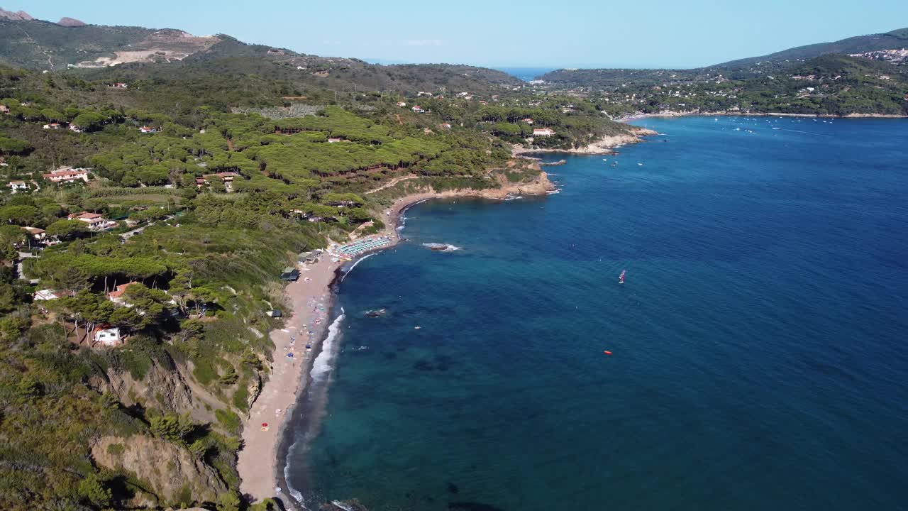 在意大利托斯卡纳的厄尔巴岛，鸟瞰清澈的蓝色和蓝绿色的大海视频下载