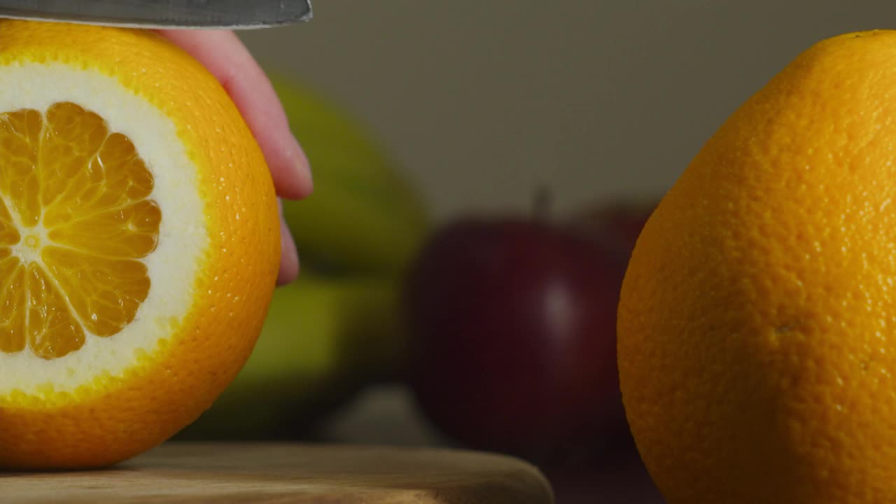 在室内用菜刀切橘子的特写镜头视频下载