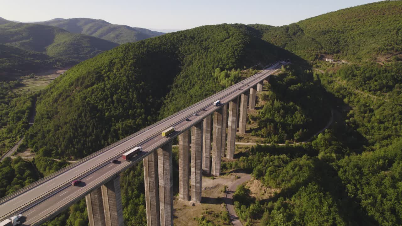 在保加利亚的高速公路高架桥上，无人驾驶飞机尾随着繁忙的卡车视频素材