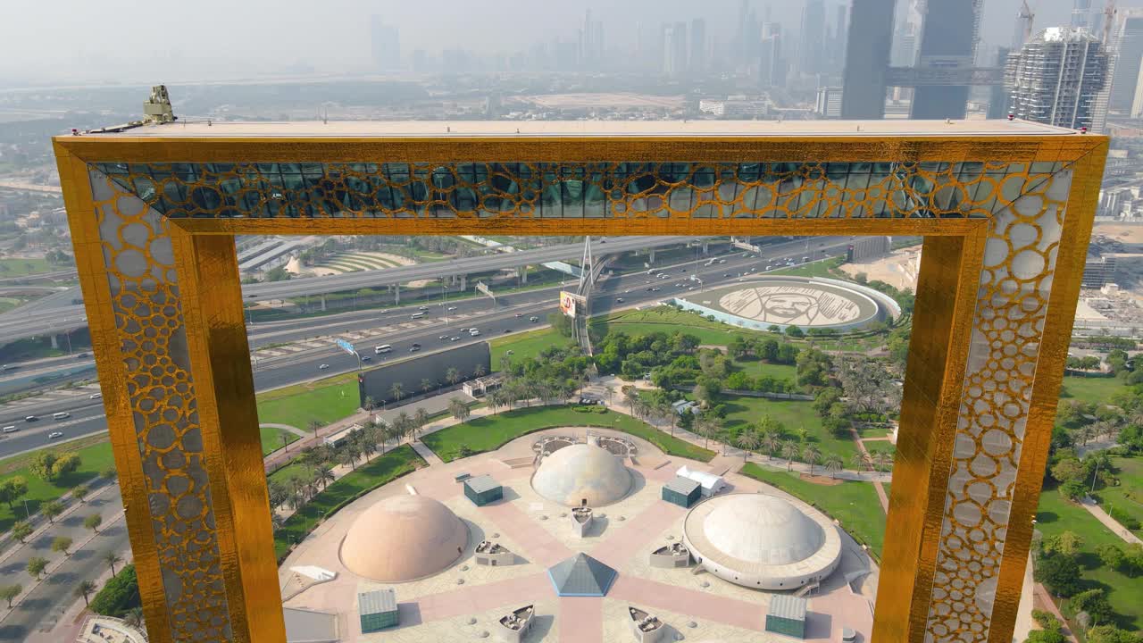 迪拜框架鸟瞰图，市中心的天际线上升在阿拉伯联合酋长国视频素材