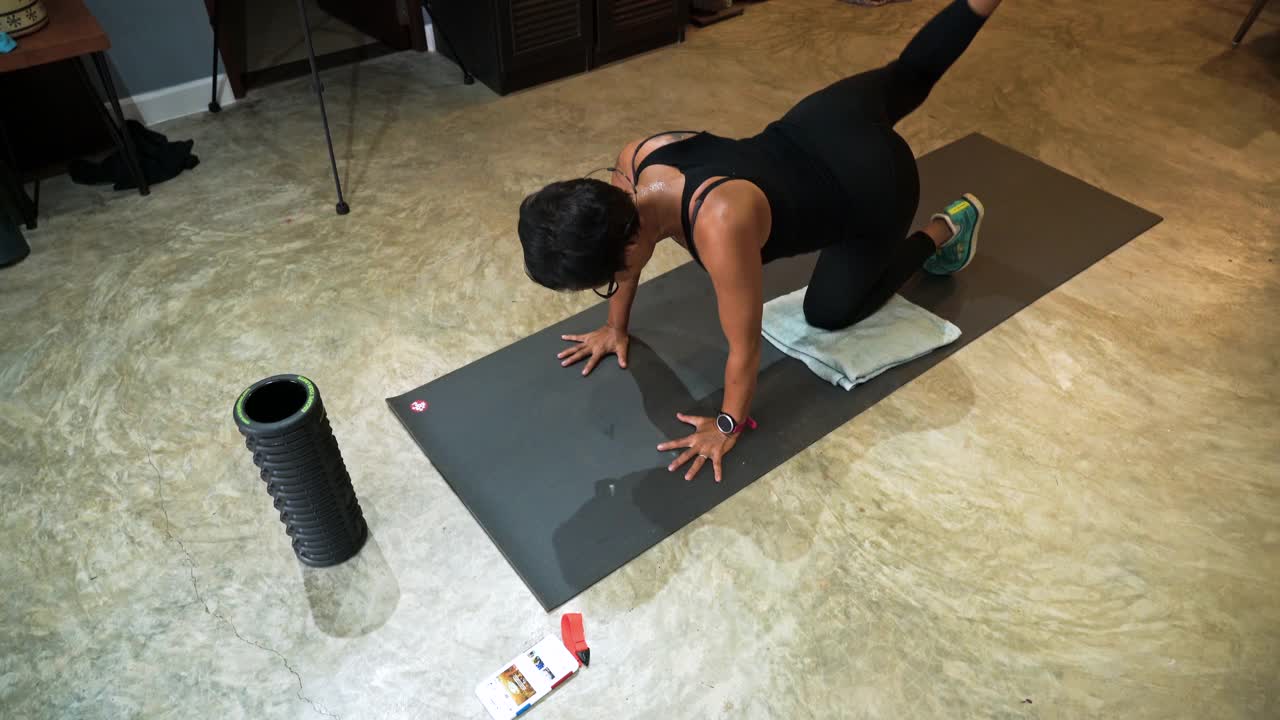 泰国妇女在家里做股四头肌伸展臀肌后仰练习视频下载