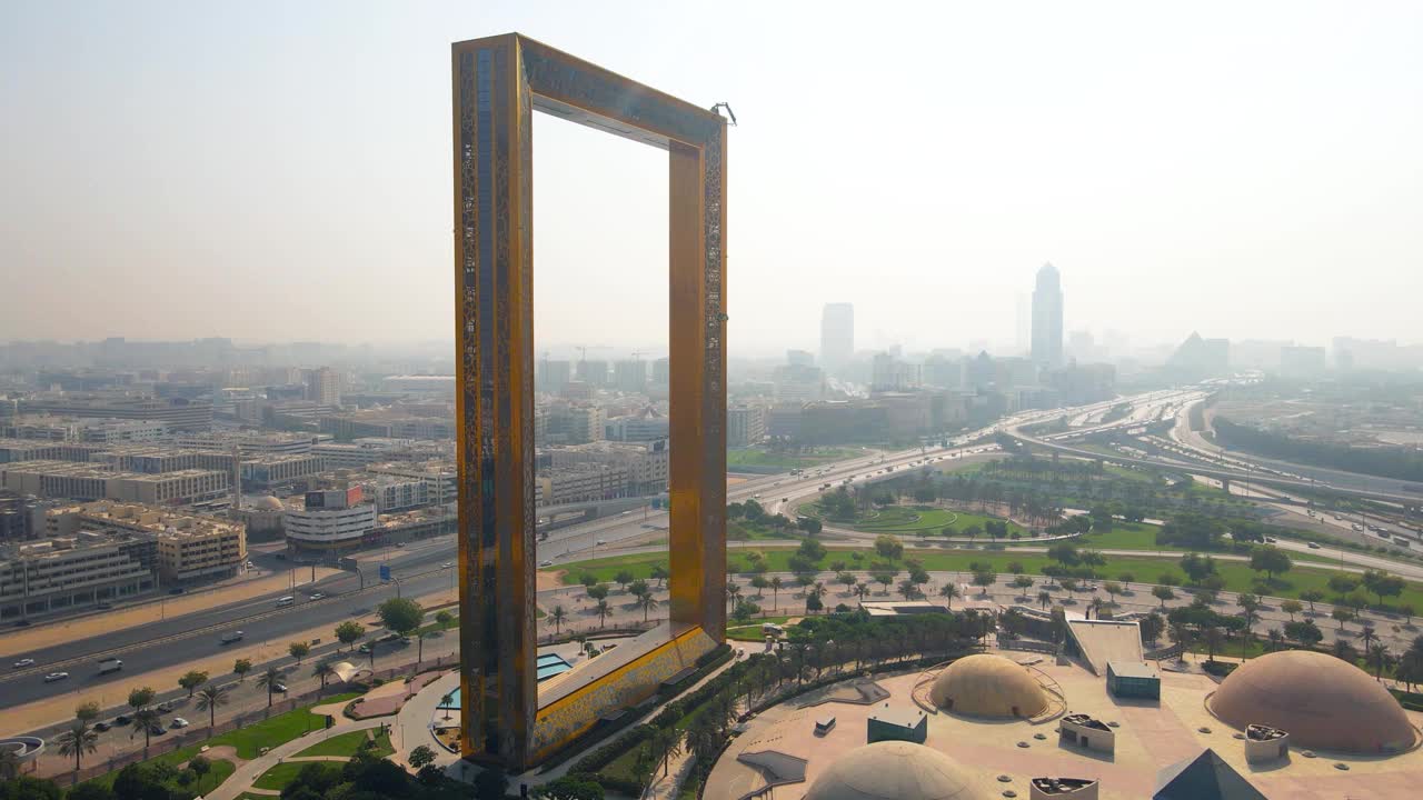 迪拜框架鸟瞰图在阿联酋迪拜市中心与老迪拜天际线附近视频素材
