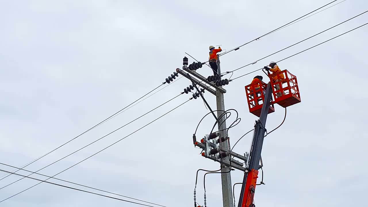 电力线的工人视频下载