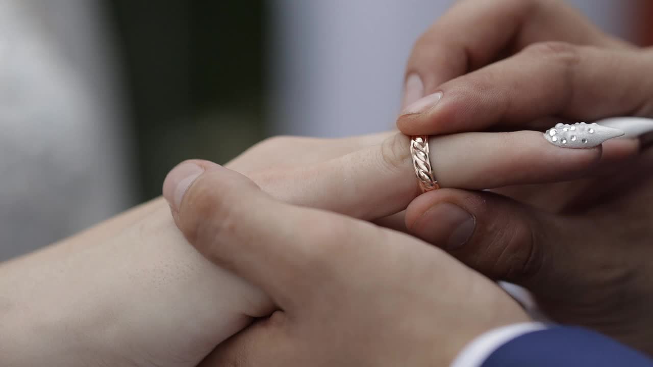 新郎给新娘戴上结婚戒指，这是个周密的计划视频素材