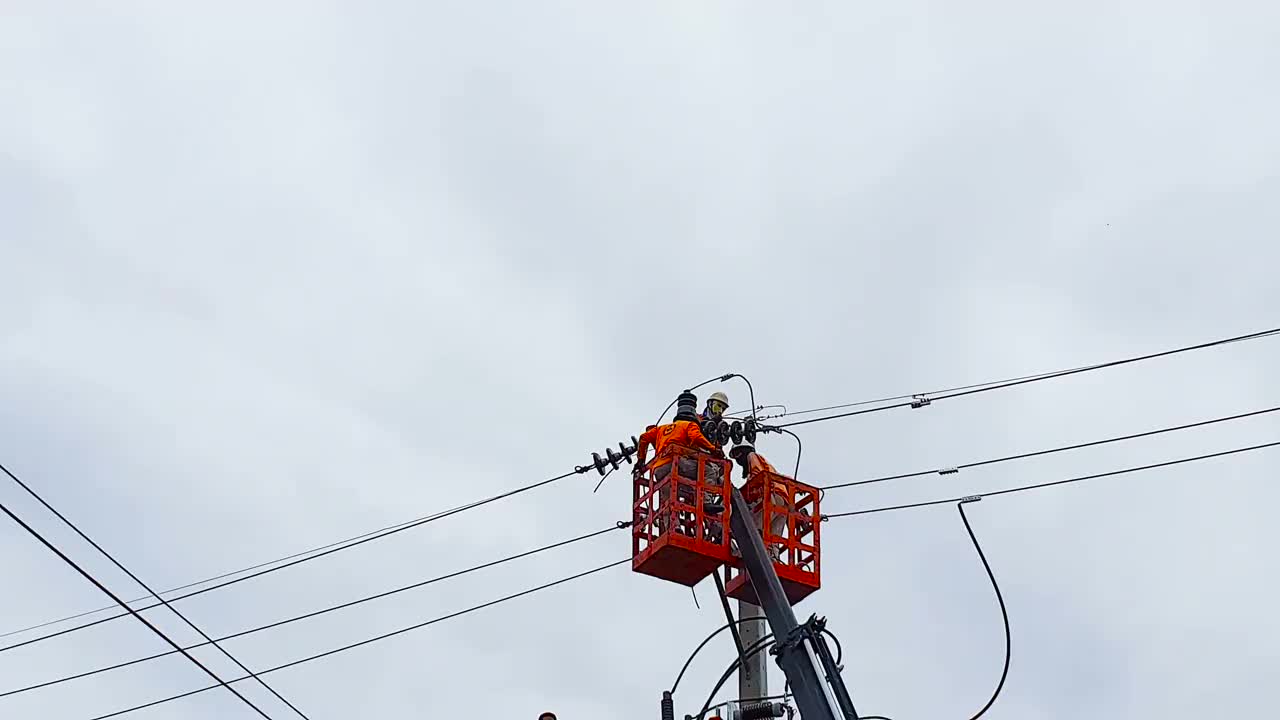 电力线的工人视频素材